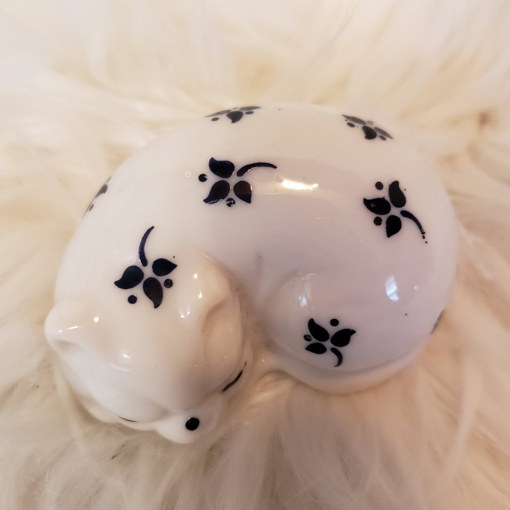 Porcelain kitty
